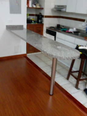 Mesón en granito para comedor auxiliar.