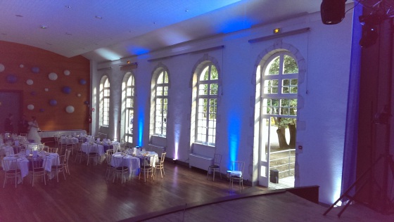 Décoration de la salle avec projecteurs pour décoration des murs