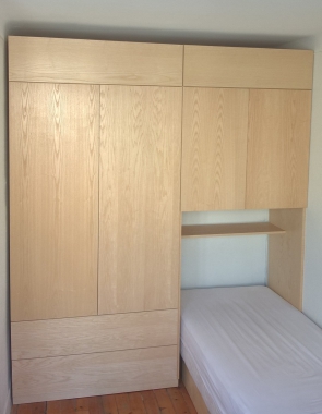 Réalisation : Aménagement d'une chambre de studio avec placard dressing et rangement sous le lit. Le tout en latté frêne.