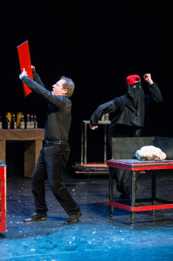 Spectacle les deux font la Paire
Mon premier est un magicien aux multiples effets.
Mon deuxième est un apprenti magicien mais clown confirmé.
Ils n'ont pas le même parcours, mais les deux, ensemble, mélangent leurs arts premiers devant un public conquis.