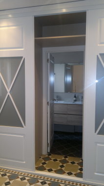 BAÑO PRINCIPAL ATRAVES DE ROPERO