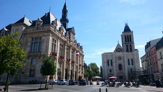 Vue de la place de la mairie de Saint Denis