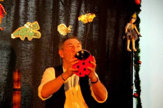 spectacle "les asticontes" de 0 à 3 ans : Des marionnettes-peluches, des jeux de doigts, des petites ritournelles pour les toutes petites oreilles, des histoires en kamishibaï, des instruments de musique, des petits contes comme la coccinelle magique raviront les petits asticots.