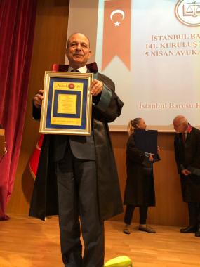 Kurucu Avukatımız Melül Keskin Beyefendi meslekte 30.yıl onur plaketini İstanbul Barosu’nda düzenlenen törende aldı. Kuşkusuz ki kendisini bu denli tecrübeli, ilkeli ve disiplinli yapan hak ve adaleti yılmadan arayan o 30 yıldı. Mesleğinin en verimli ve en olgun çağındaki değerli kurucumuzun başarılarının devamını diliyoruz.