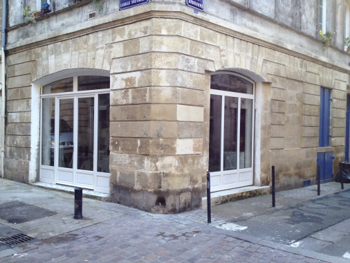 Remplacement des vitrines bois et double vitrage dans cartier historique.