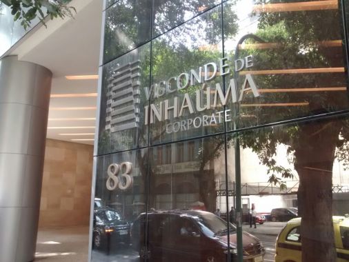 Nossa sede fica no Centro do Rio.