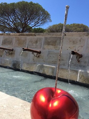 Fontaine murale à trois becs réalisée par nos soins à partir d'éléments anciens