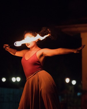 Espetáculo Invocação - teatro, dança, música e malabares.