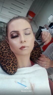 Aplicação de contorno em pó para simetria facial