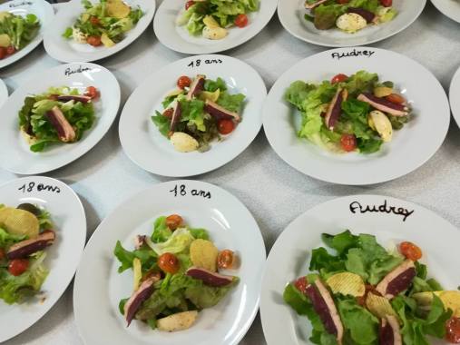 Salade gourmande en préparation