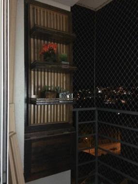 Jardim vertical em madeira de demolição