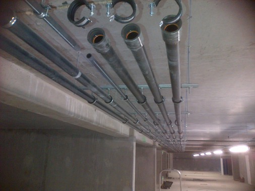 Création de réseaux  en PVC pression (eau froide, eau chaude, recyclage, départ et retour chauffage) dans parking. 