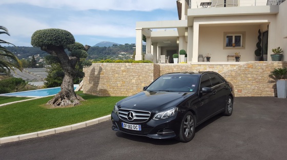 Mercedes classe E permettant le transport de 1 à 3 personnes
Mise à disposition de rafraîchissement, mouchoir, confiserie et connexion Wifi avec tablette.