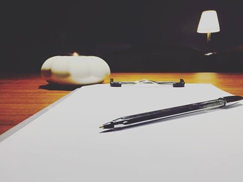 A interpretação da sua história e o conhecimento de si próprio é uma tarefa árdua e exigente.   Os contornos da sua história poderão apresentar várias tonalidades, até mesmo um toque exuberante!  O seu mundo pode não ser um colibri mas a sua vida pode ganhar uma nova cor, um novo rumo.   Encontre uma saída !  Hoje é o dia!