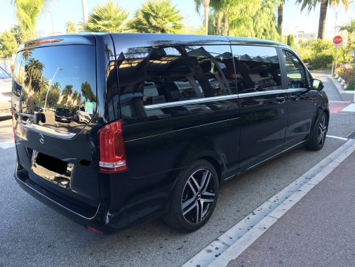 Nouveau classe V 250 châssis long ou extra long permettant le transport de 1 à 7 personnes
Mise à disposition de rafraîchissement, mouchoir, confiserie et connexion Wifi avec tablette
