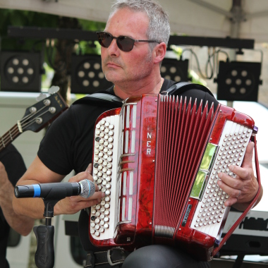 Bruno, Chanteur Accordéoniste Et Bassiste