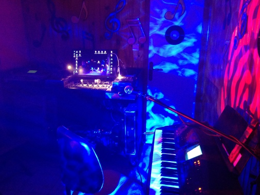 Les nouveaux éclairages : une "tuerie de la mort" pour la scène et le dancefloor.
6 Lyres de type "spot"