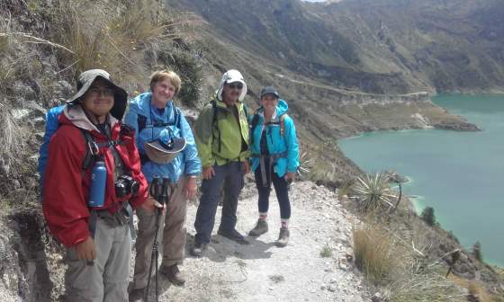 Caminata en el cráter del volcán Quilotoa