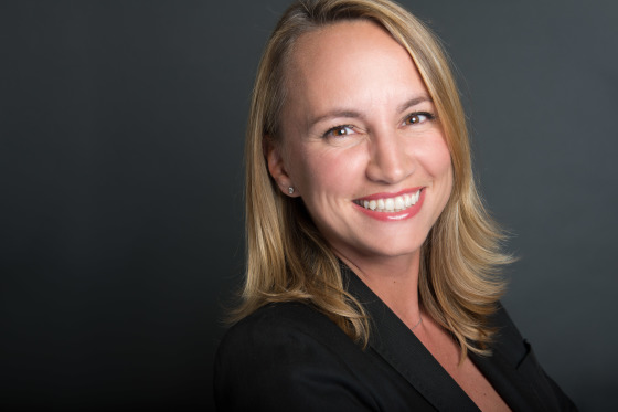 Portrait-professionnel-photo-profil-linkedin-headshot-photographer-paris-alice-prenat-portrait-madame-paris-reconversion-professionnelle-personal-branding-career-management--2.jpg
