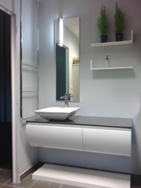 une salle de bains de poser