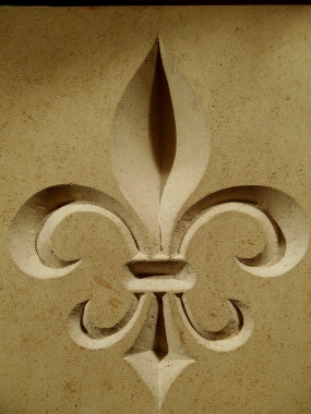Fleur de Lys gravée dans du calcaire, dessous de plat