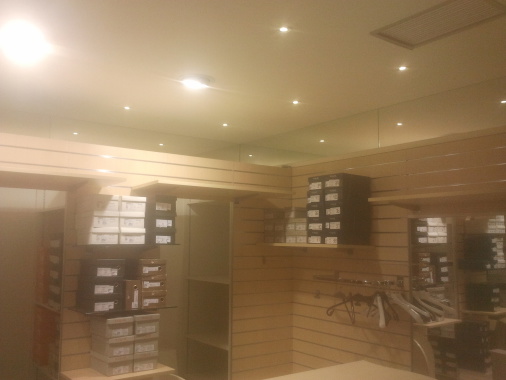 éclairage  d'un magasin 
d'habillement dans galerie marchande