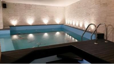 Piscine de 26m², 1m25 de profondeur, 6 à 7 personnes max. Cours d'aquagym, d'aquabike et de natation.