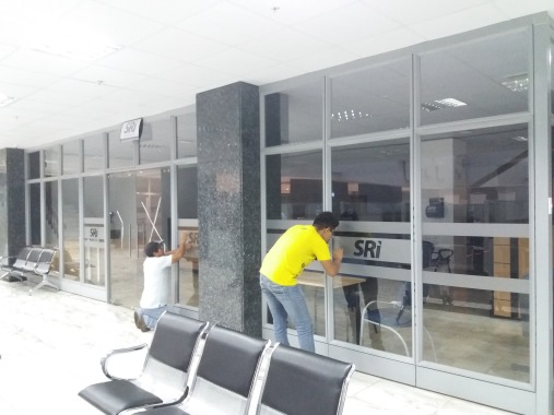 Instalación de panelería de almunio y vidrio laminado y templado