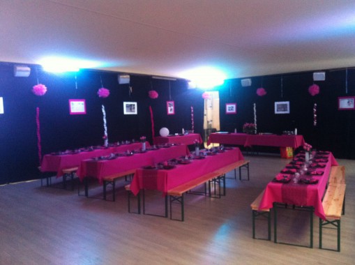 Grande salle de 150m² décorée