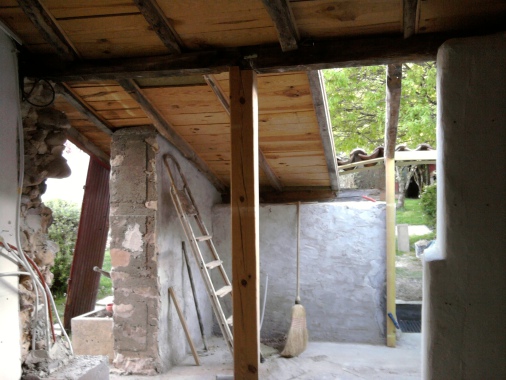 réfection totale d'un débarras en studio (réhausse du toit, isolation, création d'une ouverture vitrée, placo, installation sanitaires et cuisine, agencement) Ici Photo Avant