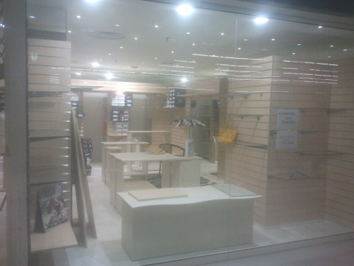 éclairage  d'un magasin 
d'habillement dans galerie marchande