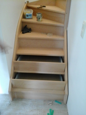 Escalier à contre marche, avec 3 tiroirs incorporés