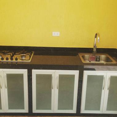 Fabricación. De puertas en aluminio y área de cocina 