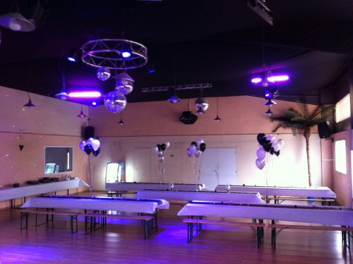 Grande salle de 190m² décorée