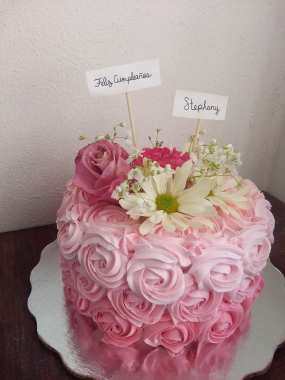Pastel con rosas y flores naturales