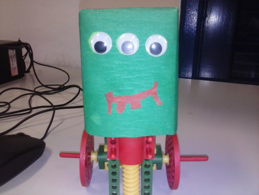 Robô feito em aula de Robótica Educacional usando peças recicláveis