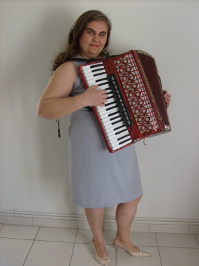 Bonjour ,Je suis professeur d'accordéon 
d'éducation supérieur .j'ai 25 ans d’expérience dans ce métier et j'ai deux groupes de musique  en France 
Je suis accordéoniste-concertiste ,
je joue de l'accordéon et je chant en plusieurs langue .Pour plus d'information je vous propose m'appeler au tel 04 66 61 63 22
Merci.Elza.
