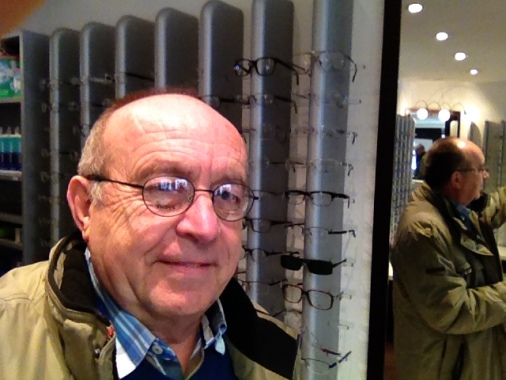 Es kommt immer darauf an durch welche Brille ich eine Situation betrachte. 
Mein Dienstleistungsangebot besteht im Zuhören und Hineinversetzen in die Situation meines Gesprächspartners.
Gerne spiele ich meinen Klienten ihre Situation vor so wie sie mir geschildert wird. Humor ist dabei wichtig und kommt deshalb vor. 
Das spezielle Testverfahren aus der Kinesiologie hilf auf beeindruckende Weise Veränderungen zu spüren. Das überzeugt regelmäßig auch den Skeptiker, denn was ich spüre brauch ich nicht zu glauben. Wir lernen im Bauchgehirn zu lesen, da findet man die besten Antworten und Lösungen.
Schüler mit b und d und anderen Verwechslungen, Lese-Rechtschreibschwächen und andere Schulprobleme lassen sich erfolgreich lösen, wenn frühkindliche hemmende Reflexe entdeckt und abgelöst werden. Diese finden sich häufig nach Kaiserschnitt- und anderen Geburtshilfen (Saugglocke etc) Nabelschnur um den Hals etc. Wer bringt das schon mit Leserechtschreibschwäche in Verbindung oder später mit dem Burnoutphänomen ?
Als ehemaliger Vorsitzender des Gesamtelternbeirates der Stadt Ansbach halte ich gerne auf Anfrage Vorträge zum Thema Lernblockaden erkennen vermeiden lösen an Schulen und Kindergärten bzw Tagesstätten für Eltern, Lehrer und Erzieher.
