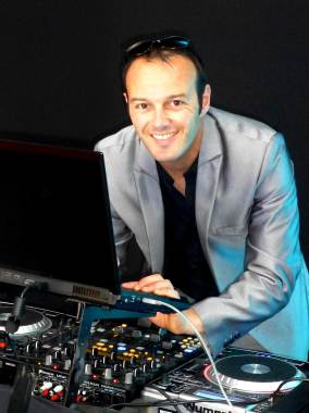 Du vrai performances de DJ, pas de max assisté par ordinateur, celui-ci sert à contrôler jusqu'à 70 projecteurs !!