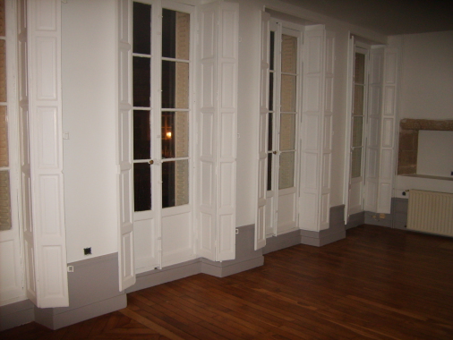après rénovation des peintures et ponçage vitrification du parquet.