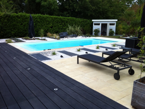 Piscine avec volet immergé.