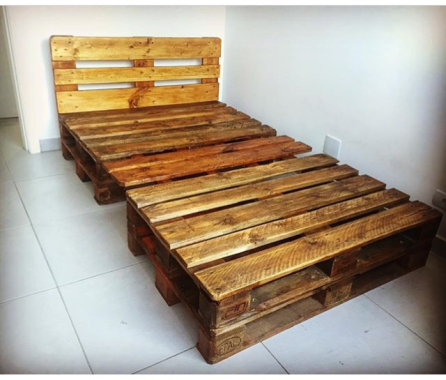 Cama feita com madeira reutilizável. Para ambientes rústicos 
