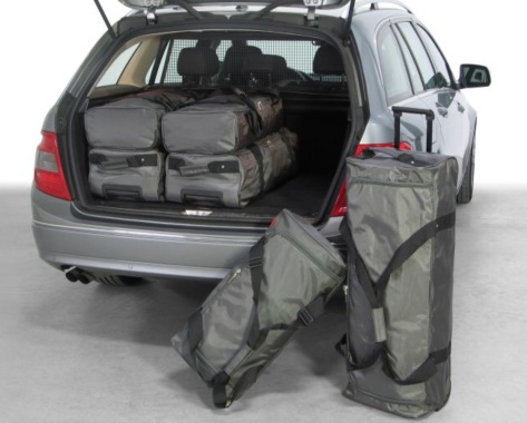 Es ist Platz genug für 4 "normale" Reisekoffer und 4 Trolleys plus das ein oder andere weiche Gepäckstück...