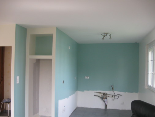 Le caisson a gauche de l'image recevra un réfrigerateur avec au dessus une petite etagere pour livre de cuisine ou autre . ( renovation cuisine plaque de platre , enduit et peinture ) 