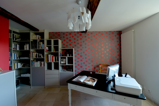 Réalisation complète de cet espace. Aménagement sur mesure des rangements et étagères et pose d'un papier peint aux allures scandinaves.
