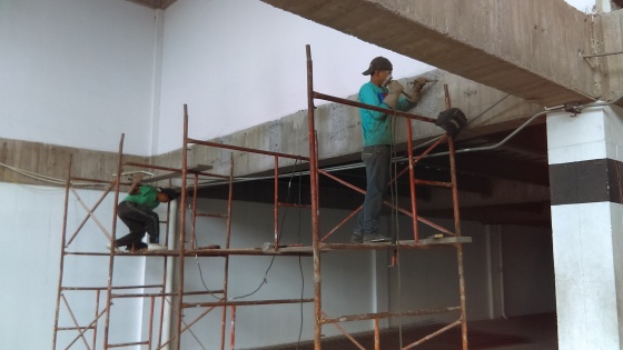 Trabajos previos para el montaje de la estructura metálica en un parqueadero del Edif. Vallejo Araujo concesionaria de Chevrolet en Quito.