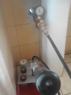 probando la tubería de cobre con una bomba hidrostatica que también tengo de alquiler 0983286232