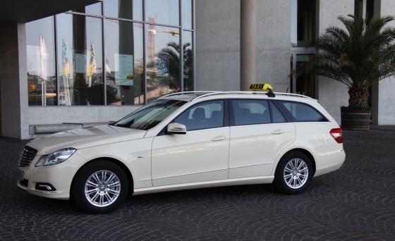 Meine Mercedes-Kombi-Limousine bietet
bis zu 4 Personen Platz und Gepäckraum
bei maximalem Reisekomfort