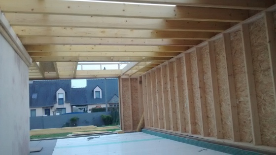 BRETAGNE . Création d'un batiment ossature bois pour couvrir une piscine iRéalisation et conception seul.