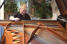 Accord d'un piano à queue en clientèle.